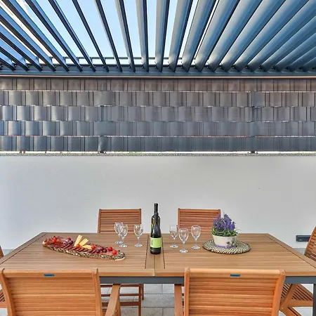 Luxury Pia With Swimming Pool And Grill Apartmán