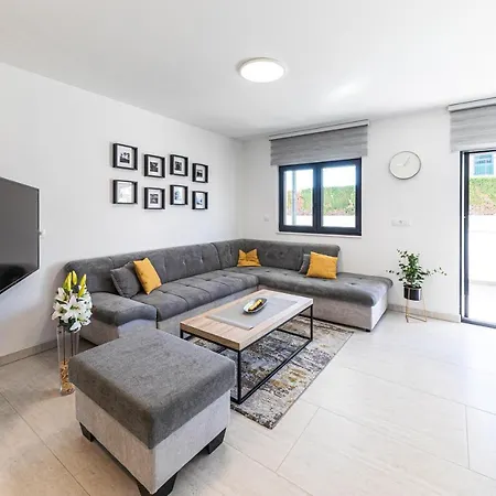 Luxury Pia With Swimming Pool And Grill Apartmán *