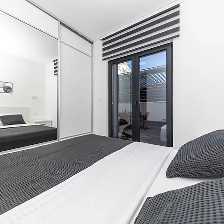 Luxury Pia With Swimming Pool And Grill Apartamento Trogir