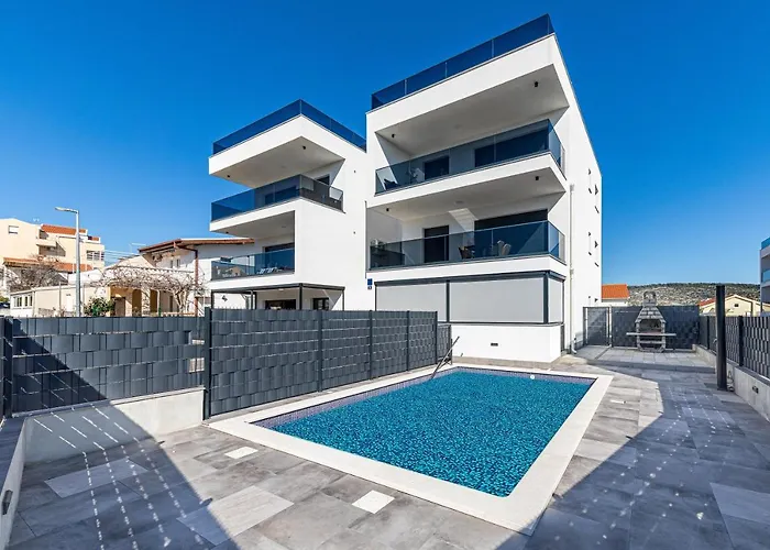 Luxury Pia With Swimming Pool And Grill