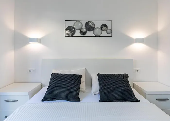 Luxury Pia With Swimming Pool And Grill Apartmán