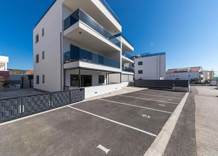 Luxury Pia With Swimming Pool And Grill